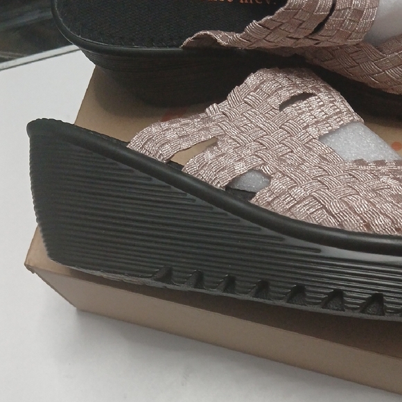 bernie mev. Women's Nude Metallic Woven Sandals - Picture 4 of 7